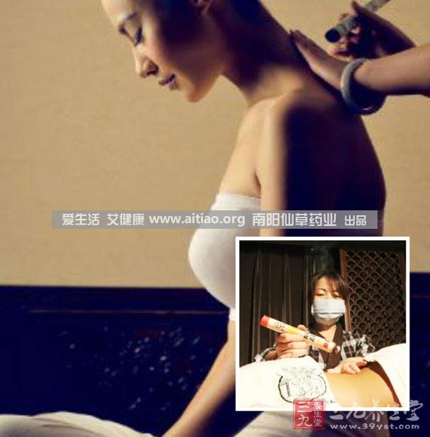 足三里穴是位于外膝的下3寸、脛骨外側(cè)一橫指左右的位置，艾灸10-15分鐘即可，需堅(jiān)持一段時(shí)間，很快可以看到祛濕的效果。